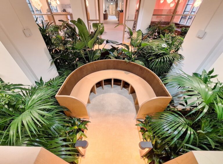 Bank met gemixte beplanting bij Fonds Podiumkunsten