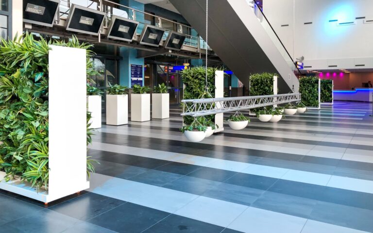 Room dividers met planten bij Passenger Terminal Amsterdam