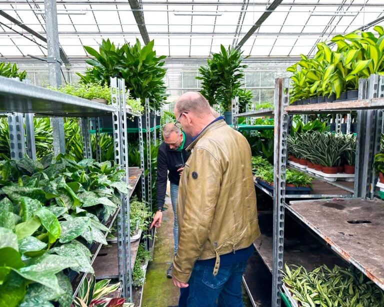 Docenten Yuverta Naarden en Hoogendoorn Projectbeplanting zoeken samen planten uit voor de kas op school